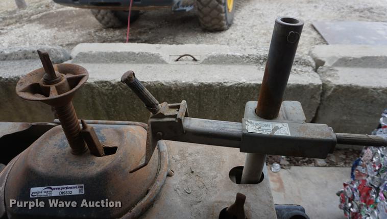 image for item DI9332 FMC 7600 tire machine