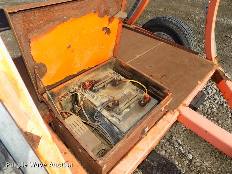 image for item DZ9635 2010 National Sign Arolite Curve 40 arrow board trailer