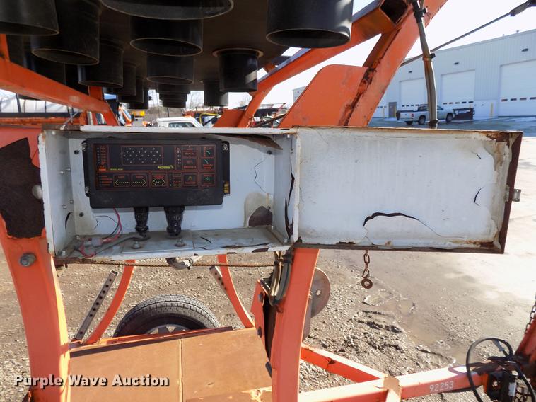 image for item DZ9635 2010 National Sign Arolite Curve 40 arrow board trailer