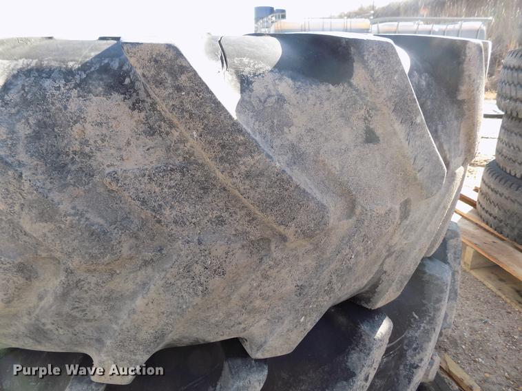 image for item FH9021 (2) Michelin 14.9R28 tires