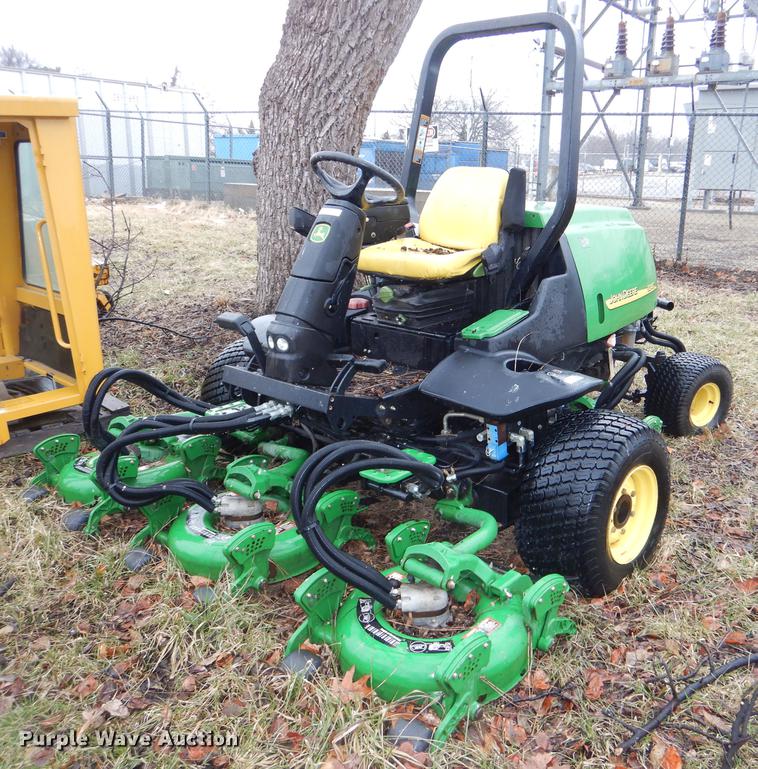 image for item FM9760 2007 John Deere 3245C lawn mower