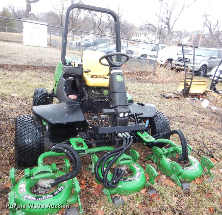 image for item FM9760 2007 John Deere 3245C lawn mower