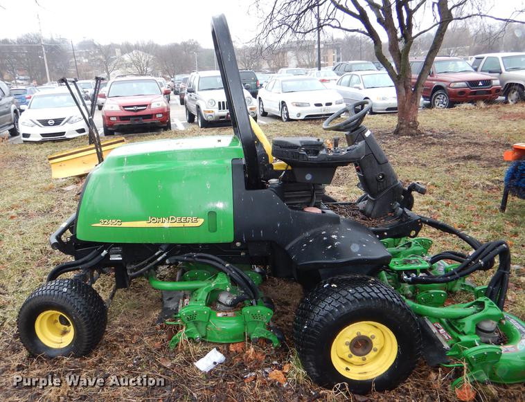 image for item FM9760 2007 John Deere 3245C lawn mower
