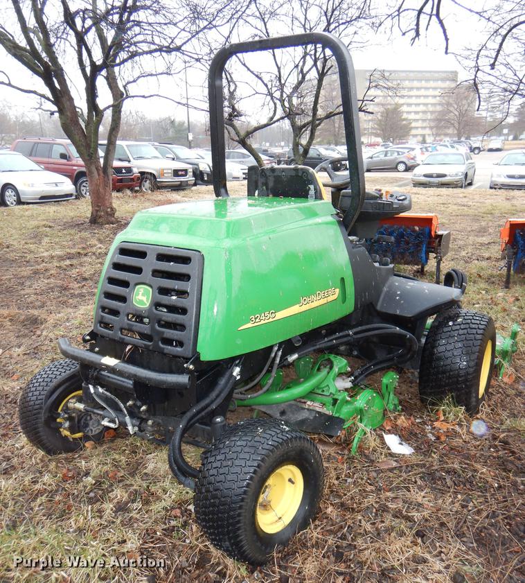 image for item FM9760 2007 John Deere 3245C lawn mower