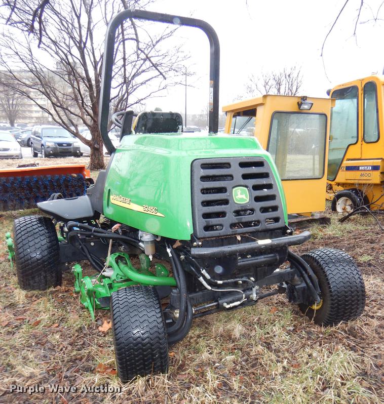 image for item FM9760 2007 John Deere 3245C lawn mower