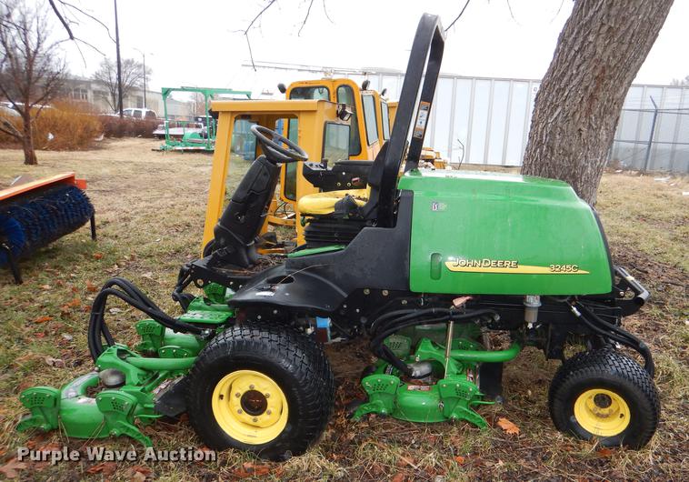 image for item FM9760 2007 John Deere 3245C lawn mower