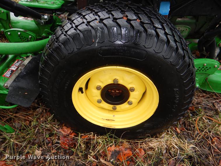 image for item FM9760 2007 John Deere 3245C lawn mower