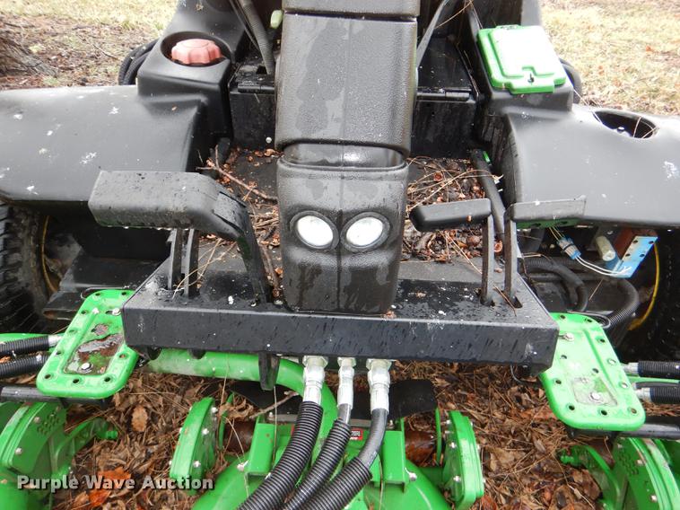 image for item FM9760 2007 John Deere 3245C lawn mower