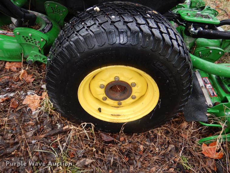 image for item FM9760 2007 John Deere 3245C lawn mower