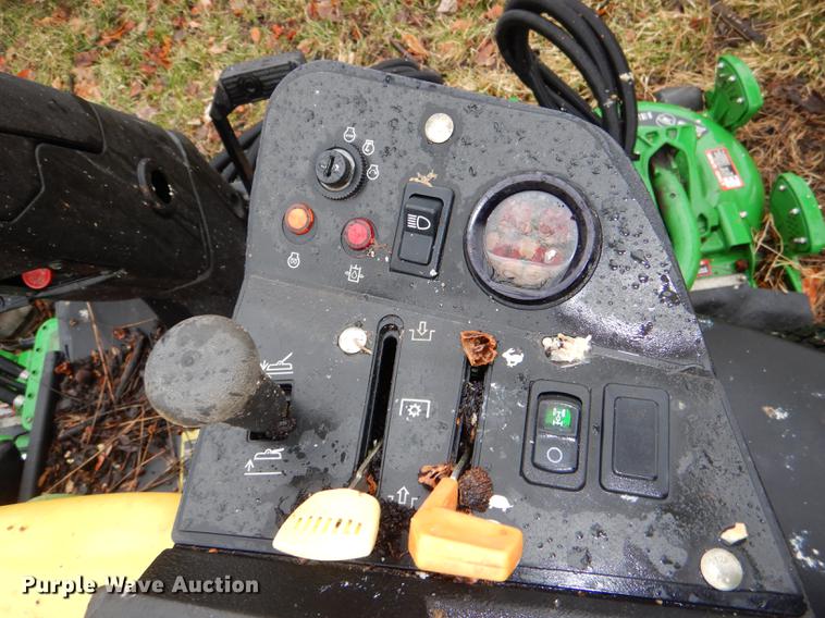 image for item FM9760 2007 John Deere 3245C lawn mower