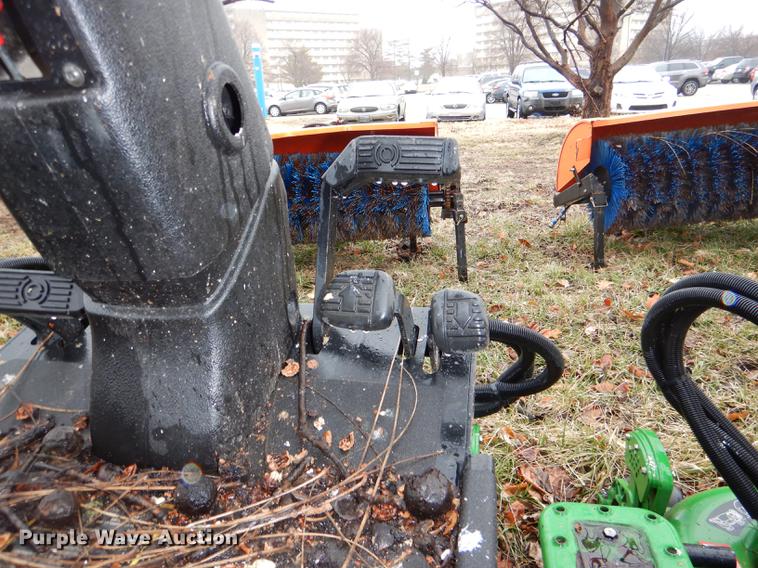 image for item FM9760 2007 John Deere 3245C lawn mower