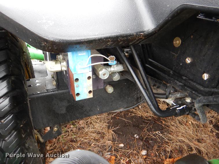 image for item FM9760 2007 John Deere 3245C lawn mower