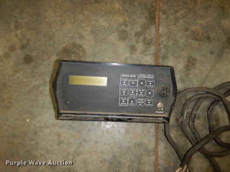 image for item BE9308 Hesston 565A round baler