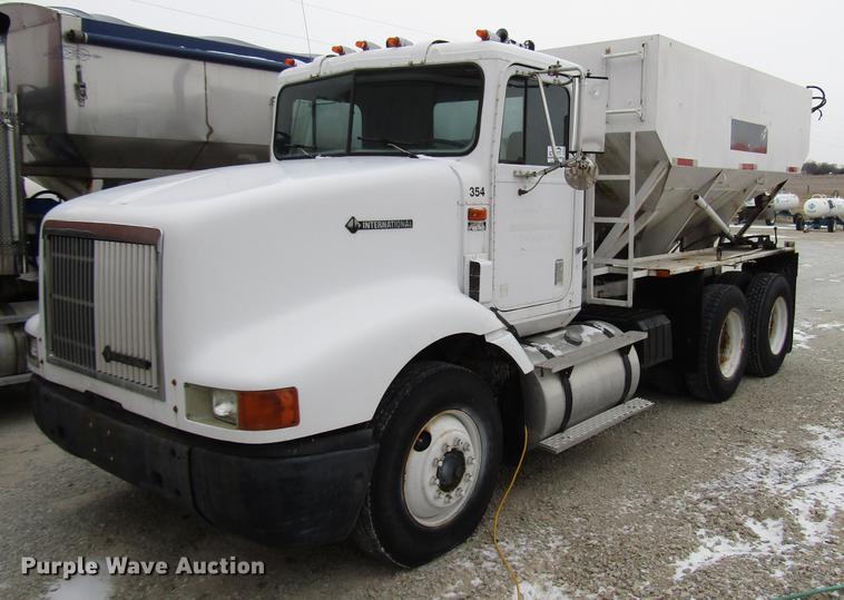 image for item DB6892 1994 International 9200 fertilizer tender truck