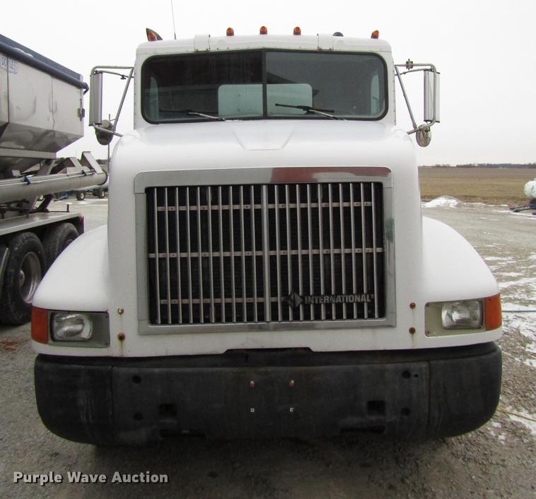 image for item DB6892 1994 International 9200 fertilizer tender truck