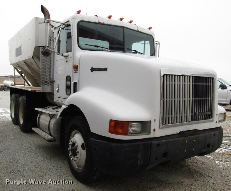 image for item DB6892 1994 International 9200 fertilizer tender truck