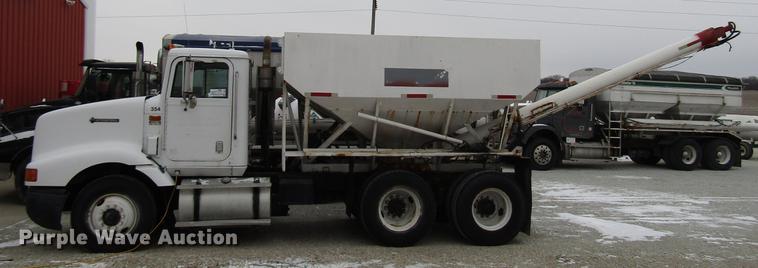 image for item DB6892 1994 International 9200 fertilizer tender truck