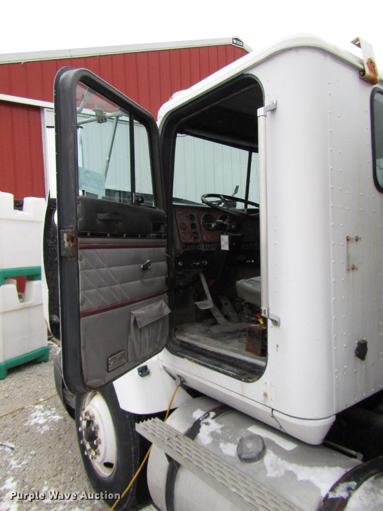 image for item DB6892 1994 International 9200 fertilizer tender truck