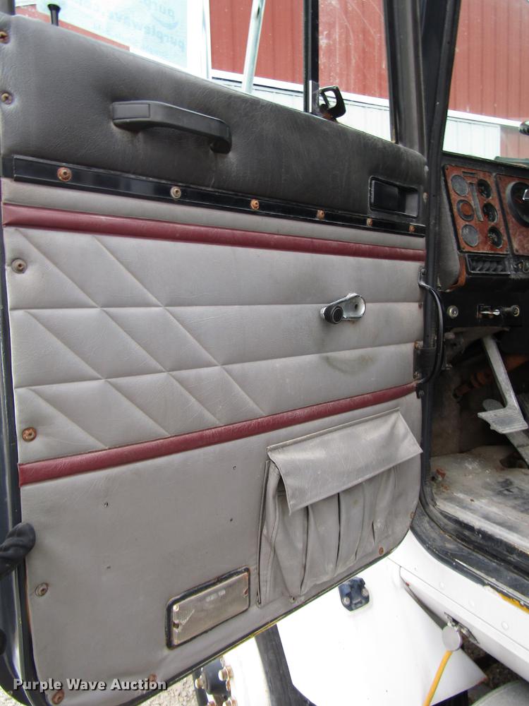 image for item DB6892 1994 International 9200 fertilizer tender truck