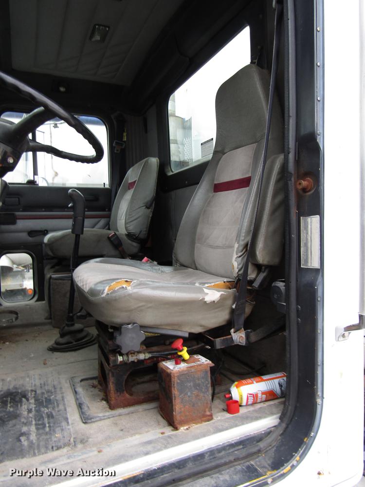 image for item DB6892 1994 International 9200 fertilizer tender truck