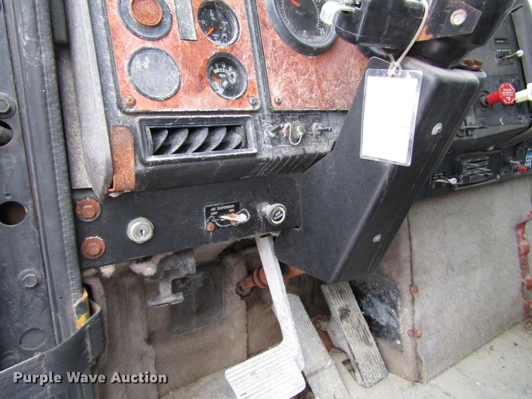 image for item DB6892 1994 International 9200 fertilizer tender truck