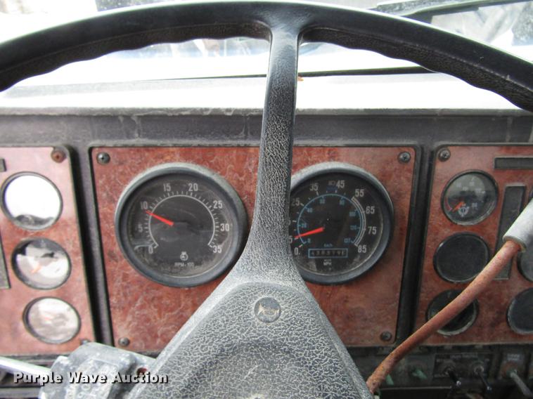 image for item DB6892 1994 International 9200 fertilizer tender truck