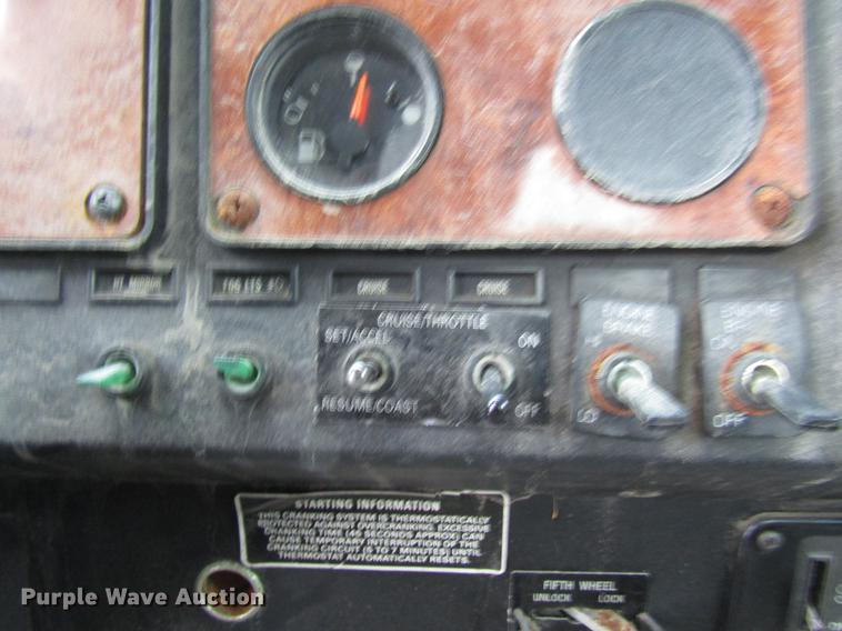 image for item DB6892 1994 International 9200 fertilizer tender truck