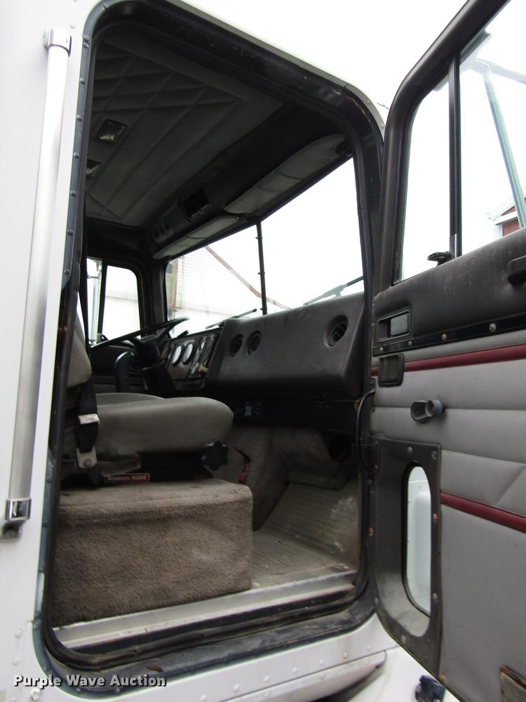 image for item DB6892 1994 International 9200 fertilizer tender truck