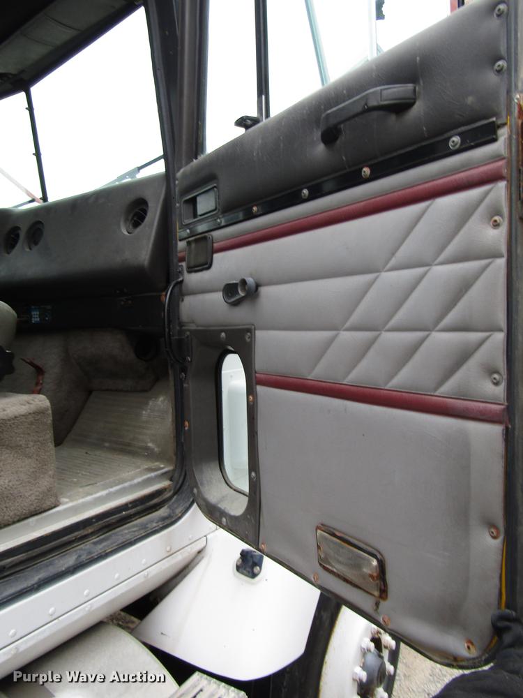 image for item DB6892 1994 International 9200 fertilizer tender truck