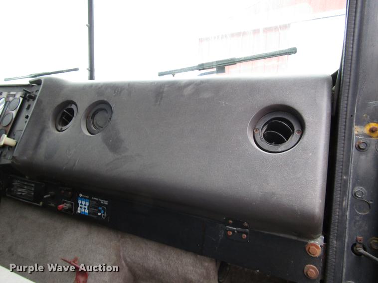 image for item DB6892 1994 International 9200 fertilizer tender truck