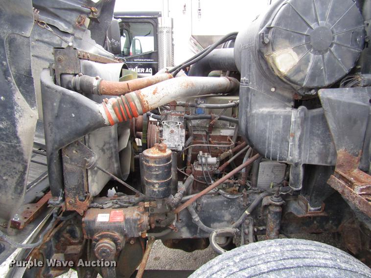 image for item DB6892 1994 International 9200 fertilizer tender truck