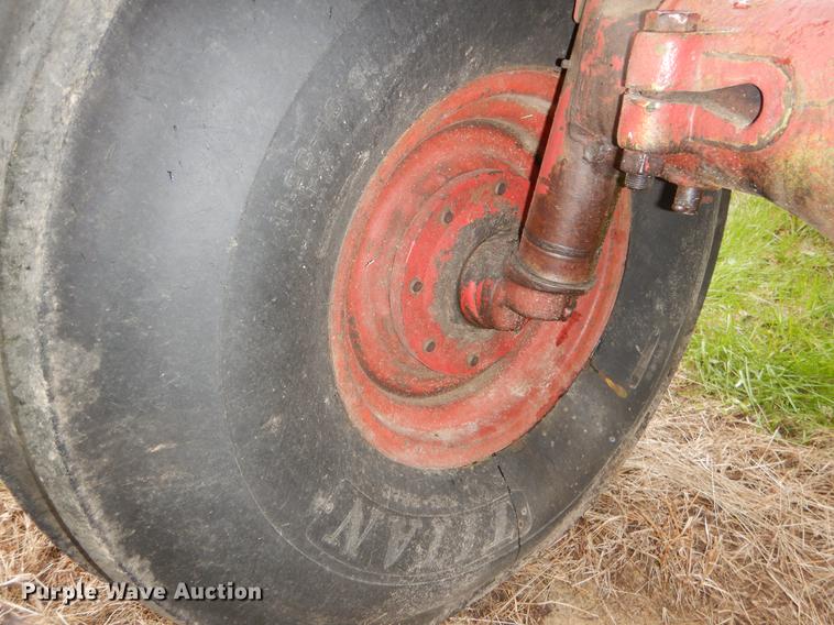 image for item DC0208 International 1086 tractor