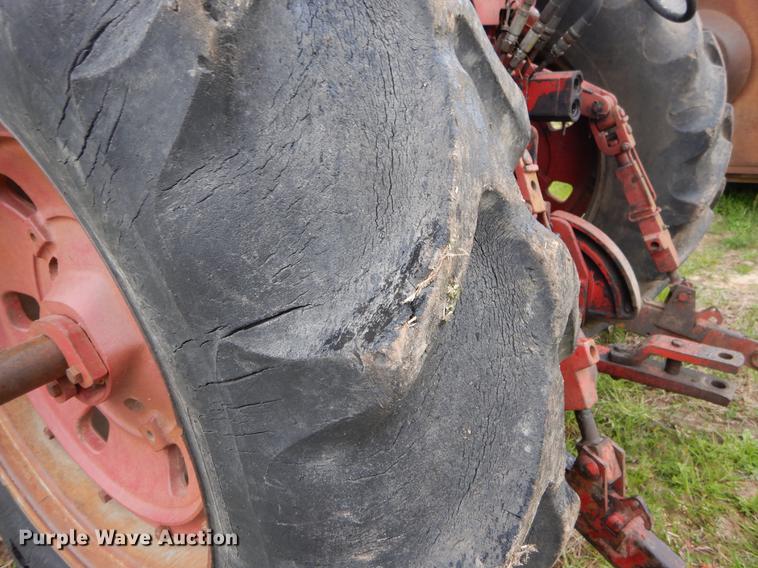 image for item DC0208 International 1086 tractor