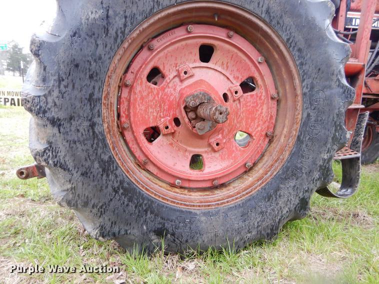 image for item DC0208 International 1086 tractor