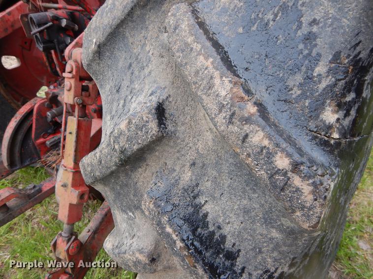 image for item DC0208 International 1086 tractor