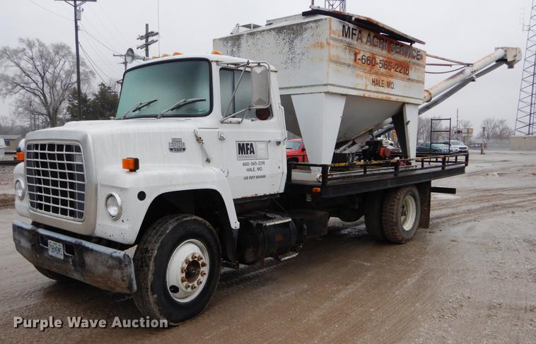 image for item DE6009 1985 Ford 8000 tender truck