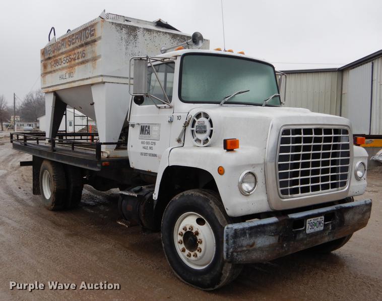 image for item DE6009 1985 Ford 8000 tender truck