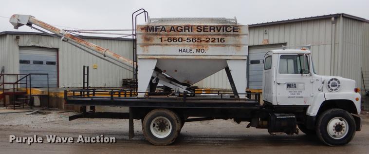 image for item DE6009 1985 Ford 8000 tender truck