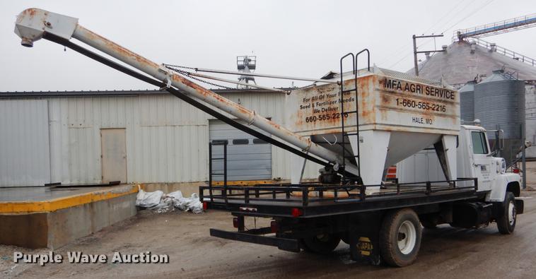 image for item DE6009 1985 Ford 8000 tender truck