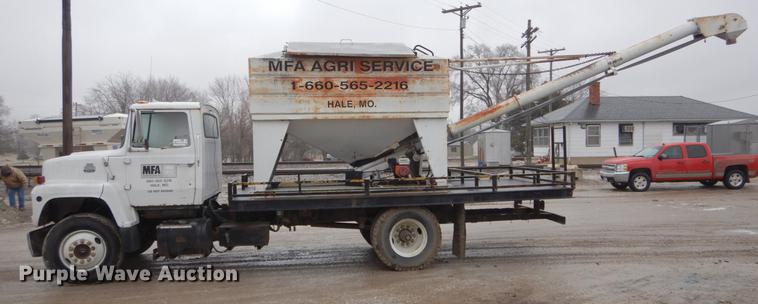image for item DE6009 1985 Ford 8000 tender truck