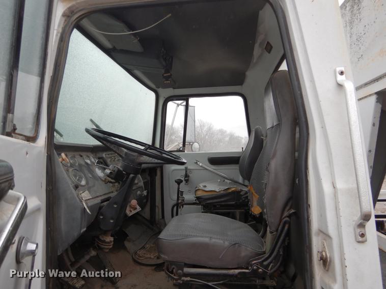 image for item DE6009 1985 Ford 8000 tender truck