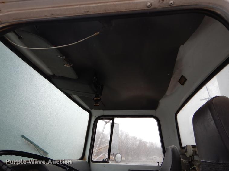 image for item DE6009 1985 Ford 8000 tender truck