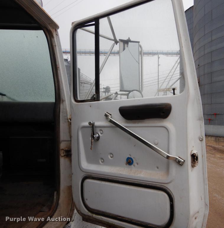 image for item DE6009 1985 Ford 8000 tender truck