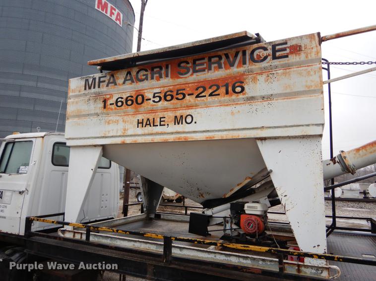 image for item DE6009 1985 Ford 8000 tender truck