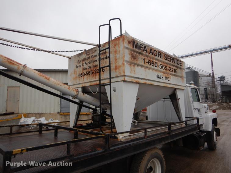 image for item DE6009 1985 Ford 8000 tender truck