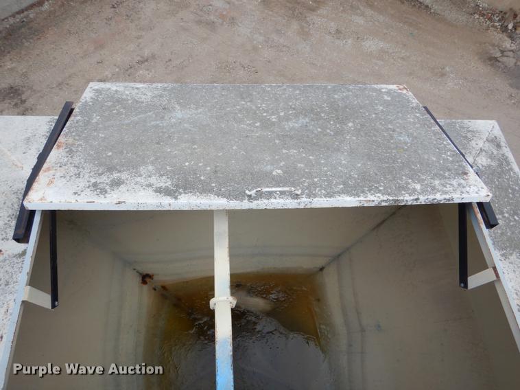 image for item DE6009 1985 Ford 8000 tender truck