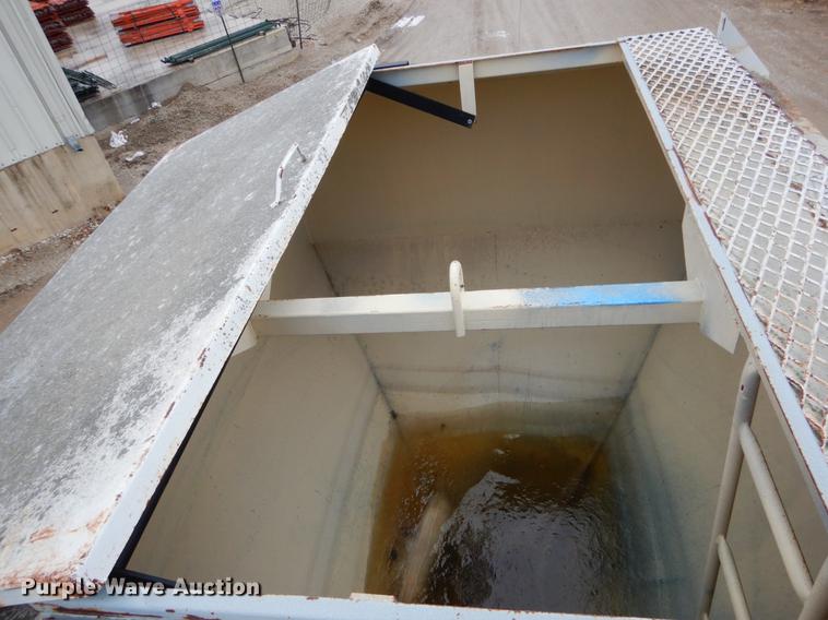 image for item DE6009 1985 Ford 8000 tender truck