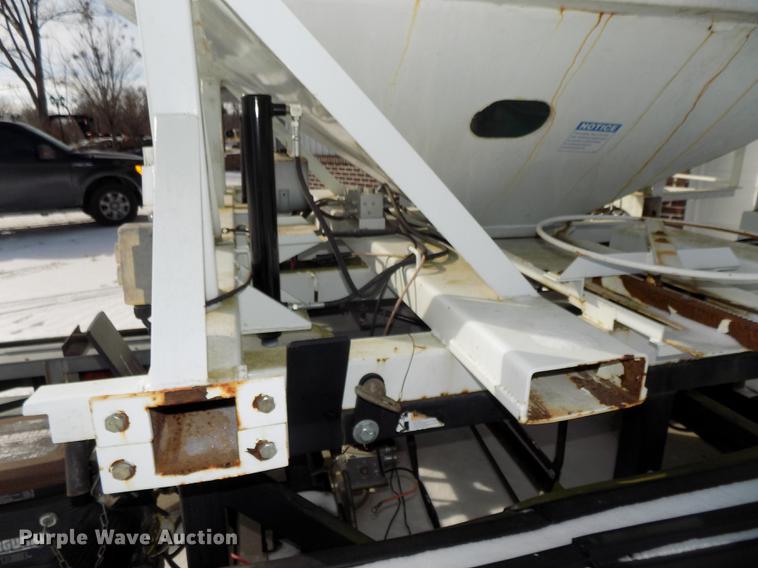 image for item DE7588 2009 Par-Kan PK336265 seed tender trailer