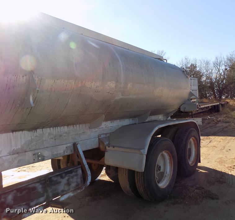 image for item DF2839 1956 Fruehauf tank trailer