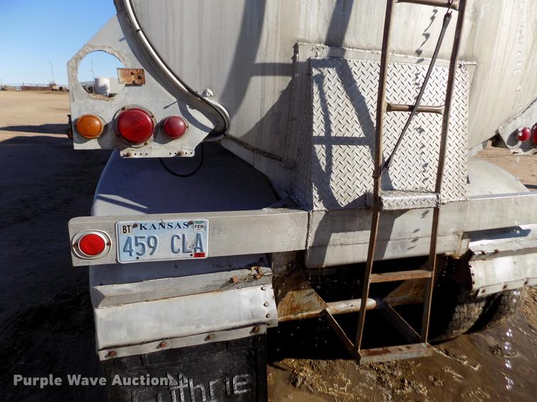 image for item DF2839 1956 Fruehauf tank trailer